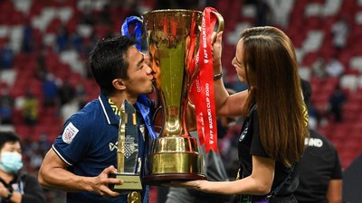 Foto: Momen Chanathip Kecup Trofi Juara di Tangan Madam Pang