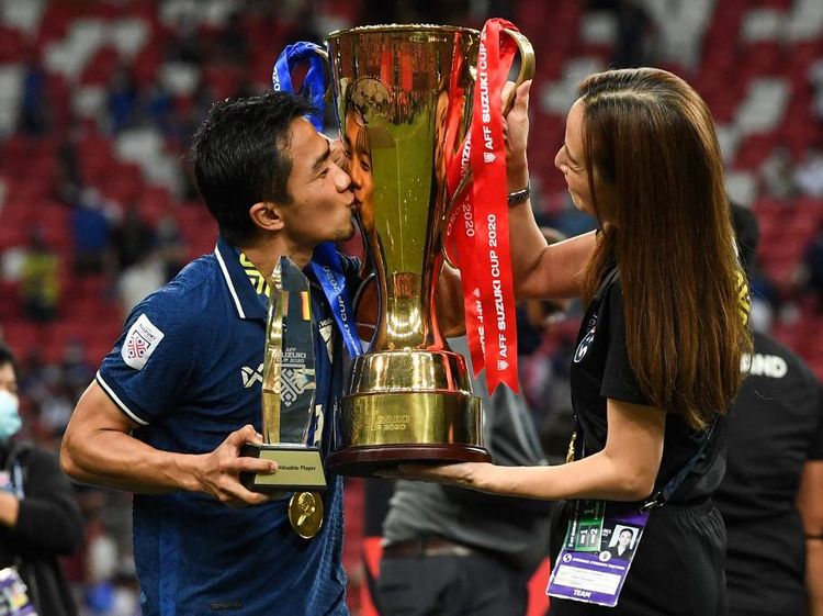 Foto: Momen Chanathip Kecup Trofi Juara di Tangan Madam Pang