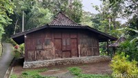 Di sebuah rumah berukuran 8x9 meter yang terletak di Dusun Trembelang, pada tanggal 19 Maret 1903 Wage Rudolf Soepratman dilahirkan. Traveler bisa berkunjung ke rumah ini. (Rinto Heksantoro/detikTravel)