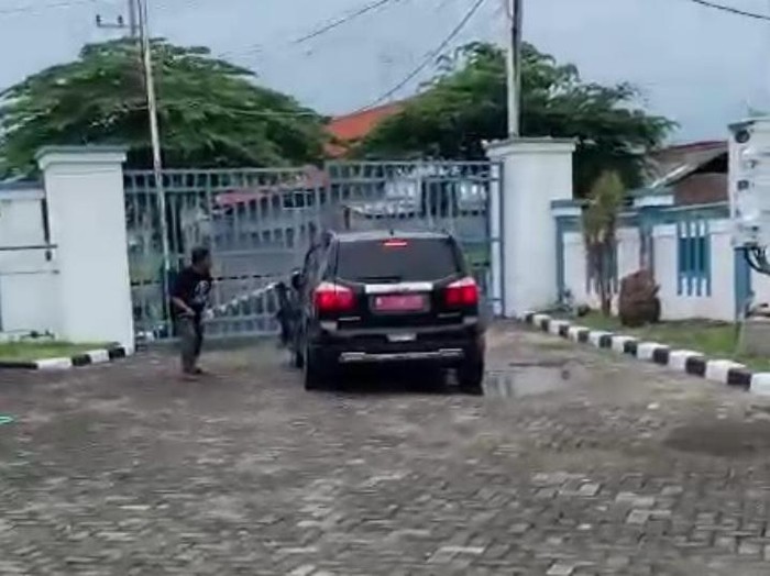 Seorang deteni Rudenim Surabaya di Desa Raci, Kecamatan Bangil, Kabupaten Pasuruan kabur. Ia kabur membawa mobil dengan cara menabrak gerbang.
