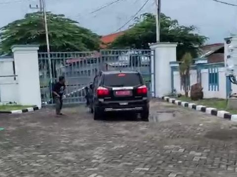 Seorang deteni Rudenim Surabaya di Desa Raci, Kecamatan Bangil, Kabupaten Pasuruan kabur. Ia kabur membawa mobil dengan cara menabrak gerbang.