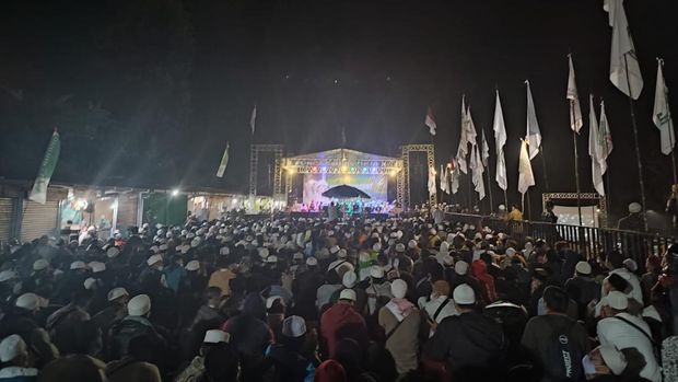 Zikir akbar dan milad Front Persaudaraan Islam digelar di pelataran Masjid At-Ta'awun, Cisarua, Bogor. Dijaga ketat petugas gabungan TNI-Polri, massa memadati acara zikir akbar dan milad Front Persaudaraan Islam.