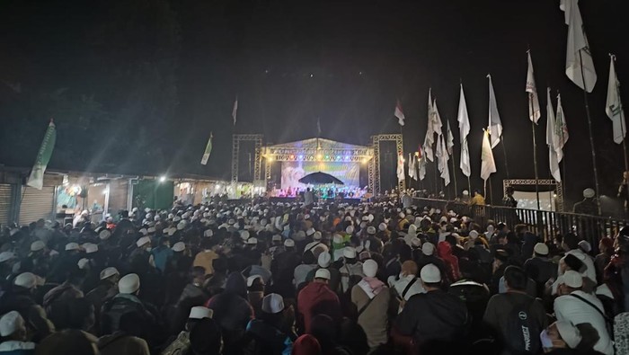 Zikir akbar dan milad Front Persaudaraan Islam digelar di pelataran Masjid At-Taawun, Cisarua, Bogor. Dijaga ketat petugas gabungan TNI-Polri, massa memadati acara zikir akbar dan milad Front Persaudaraan Islam.