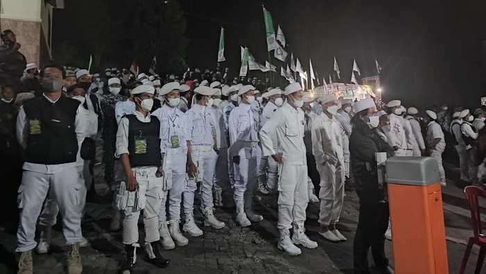 Zikir akbar dan milad Front Persaudaraan Islam digelar di pelataran Masjid At-Taawun, Cisarua, Bogor. Dijaga ketat petugas gabungan TNI-Polri, massa memadati acara zikir akbar dan milad Front Persaudaraan Islam.