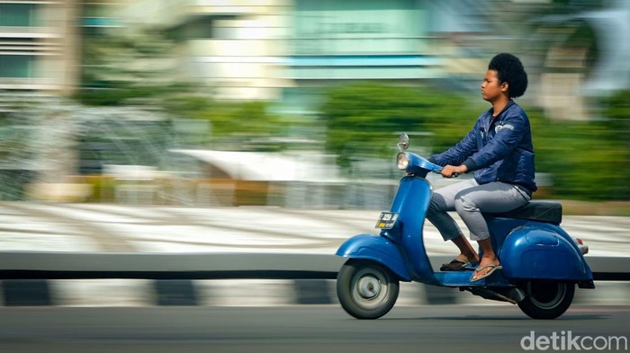 Masih ada pemotor yang tidak mengenakan helm saat melintasi jalanan protokol di Jakarta. Selain membahayakan diri sendiri, tentu ini juga melanggar lalu-lintas.