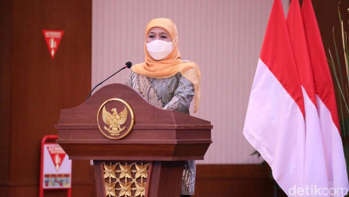 COVID-19 varian Omicron sudah terdeteksi di Jatim. Gubernur Khofifah Indar Parawansa meminta warga tidak panik dan tetap meningkatkan kewaspadaan.