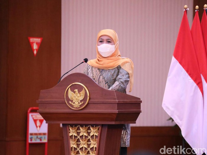 COVID-19 varian Omicron sudah terdeteksi di Jatim. Gubernur Khofifah Indar Parawansa meminta warga tidak panik dan tetap meningkatkan kewaspadaan.