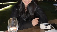 Belum genap setahun, keduanya dikabarkan telah berpisah. Namun ditengah hubungan mereka yang merenggang muncul sebuah foto yang memperlihatkan Junior dengan perempuan lain.  Foto: Instagram @hanggini