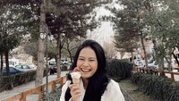 Dari sekian banyak kuliner, Hanggini menyukai es krim. Di Instagram nya pun banyak momen yang memperlihatkan dirinya menikmati es krim. Seperti pada foto yang satu ini. Foto: Instagram @hanggini