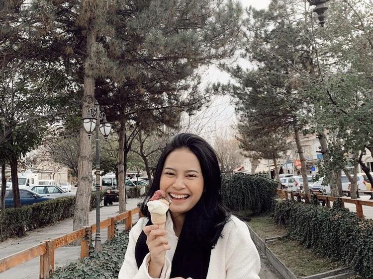 Sering Hangout Bareng Teman, Hanggini Doyan Jajan Es Krim