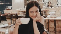 Seperti pada momen yang satu ini, Hanggini tanpa asyik menikmati secangkir kopi dan ditemani dengan Sepotong kue cantik dan manis. Foto: Instagram @hanggini