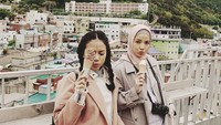 Saat liburan keluar negeri, Anggini pun mencari eskrim sebagai jajanan favorit nya. Dan saat itu ia ditemani oleh rekan artisnya Natasha Rizki. Foto: Instagram @hanggini