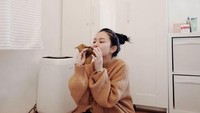 Tak melulu mewah, Hanggini juga doyan makan makanan terjangkau. Salah satunya lontong dan ini pose kerennya saat menikmati lontong. Foto: Instagram @hanggini