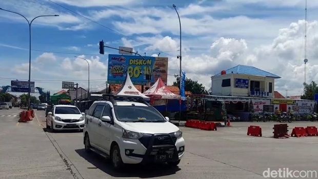 Hari kedua tahun 2022, arus kendaraan yang keluar Jateng via Tol Pejagan-Pemalang, Brebes, meningkat.