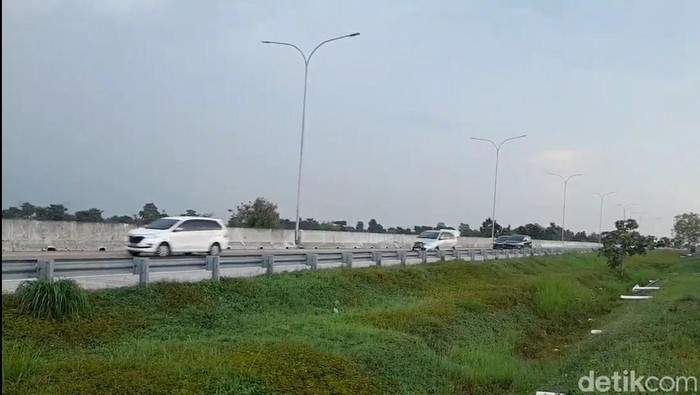 Hari kedua tahun 2022, arus kendaraan yang keluar Jateng via Tol Pejagan-Pemalang, Brebes, meningkat.