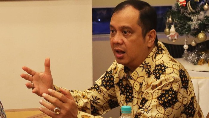 Sejumlah pekerja melakukan bongkar muat batu bara menggunakan alat berat di pelabuhan krakatau bandar samudera, Cigading, Cilegon (8/3/2013). Direktur Jendral Mineral dan Batu Bara Kementerian Energi Sumber Daya Manusia (ESDM), Thamrin Shite mengatakan untuk mengendalikan produksi batu bara, pemerintah menetapkan kuota produksi secara nasional. File/detikFoto.