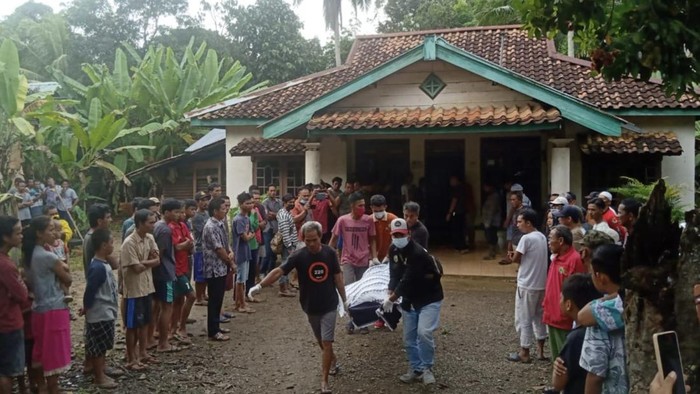 Jenazah korban saat akan di evakuasi. (Foto: dok. Istimewa)