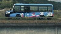 Roda baja kereta bertugas untuk mengangkat ban depan keluar dari jalan raya, sementara roda belakang tetap berada di bawah untuk mendorong kendaraan DMV tersebut masuk ke jalur kereta api. Foto: Asa Coast Railway Company