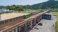 Kendaraan DMV punya kecepatan yang berbeda. Saat di jalan raya DMV dapat melaju hingga kecepatan mencapai 100 km per jam, sementara saat di atas rel kereta kecepatan DMV hanya 60 km per jam. Foto: Asa Coast Railway Company