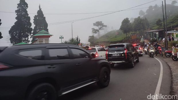 Kemacetan menuju Puncak Pass pukul 18.19 WIB