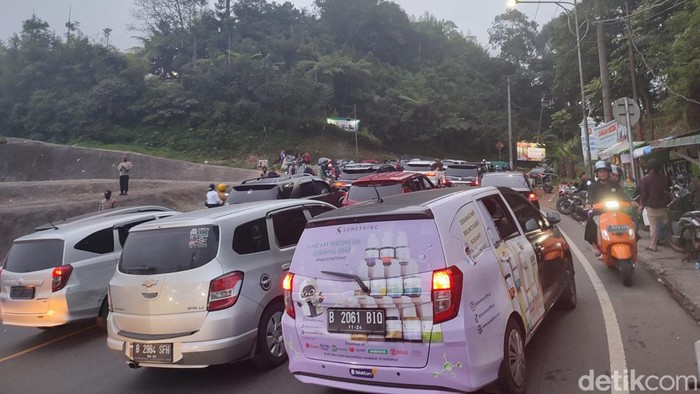 Kemacetan menuju Puncak Pass pukul 18.19 WIB