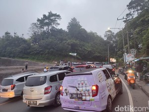One Way Arah Jakarta Diterapkan, Lalin di Puncak Macet