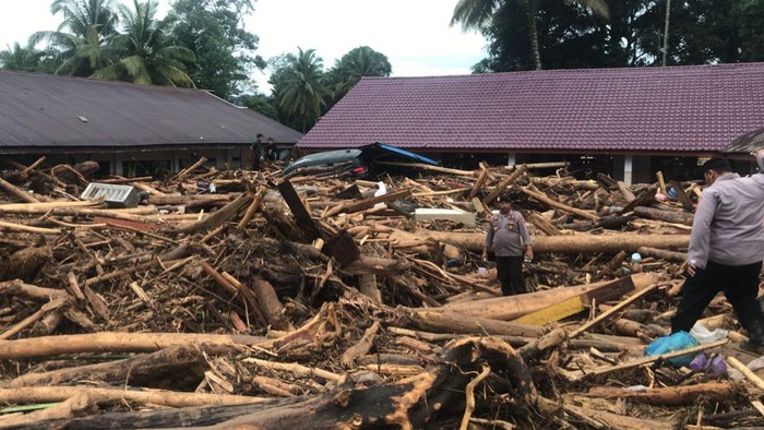 Kondisi banjir bandang di Padang Lawas