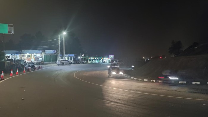 Arus lalu lintas (lalin) kendaraan di sekitar Puncak Pass lancar, Minggu (2/1) malam. Lalin dari arah Puncak menuju Jakarta maupun sebaliknya tak ada kemacetan.