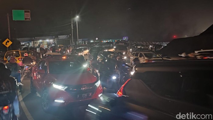 Lalu lintas dari Masjid At-Taawun sampai Puncak Pass mengalami kemacetan.