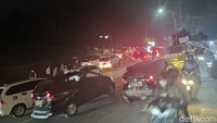 Kendaraan yang melintas didominasi pelat B. Kemacetan yang terjadi menuju Puncak Pass sekitar 2,6 KM. One way ini diketahui telah diberlakukan sejak pukul 13.00 WIB untuk kendaraan yang mengarah ke Jakarta. Polisi terlihat sudah bersiaga di jalan untuk mengatur lalu lintas.
