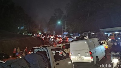 Potret Lalin Macet di Puncak saat One Way Diberlakukan