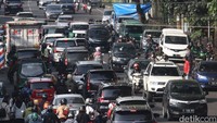 Bahkan, di salah satu rumah makan di jalan tersebut kendaraan roda dua diparkirkan di bahu jalan sehingga menghambat kendaraan lain. 