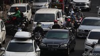 Sementara itu, untuk kepadatan arus lalu lintas di Jalan Setiabudhi terjadi mulai dari traffic light. Arus lalu lintas di jalan ini terhambat saat ada kendaraan yang hendak masuk dan keluar dari rumah makan atau pusat pertokoan yang ada di jalan tersebut. 