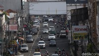 Untuk arus lalu lintas di Jalan Sukajadi, mengalami hambatan disejumlah titik salah satunya kendaraan yang hendak masuk ke Mal PVJ. Tak hanya itu, pelambatan arus lalu lintas juga terjadi saat menemukan persimpangan di jalan tersebut. 