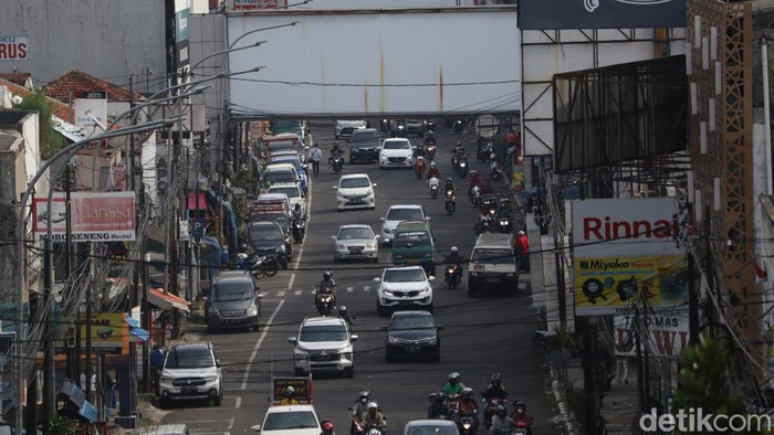 Libur Nataru, Lalin Menuju Lembang Macet zArus lalu lintas menuju obyek wisata Lembang, Bandung Barat dari arah Kota Bandung masih terpantau cukup ramai.