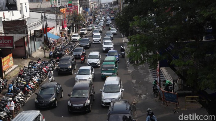 zArus lalu lintas menuju obyek wisata Lembang, Bandung Barat dari arah Kota Bandung masih terpantau cukup ramai.