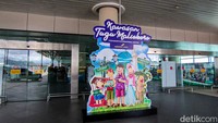 Malioboro Mini yang berada di Bandara Yogyakarta International Airport (YIA) Kulon Progo, ternyata menyita perhatian pengunjung saat libur Nataru. Replika Malioboro ini terletak di lantai mezzanine atau gedung penghubung terminal keberangkatan dengan area parkir kendaraan. (Jalu Rahman Dewantara/detikTravel)