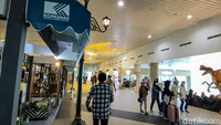 Kunjungan wisatawan di kawasan Tugu Malioboro buatan ini bisa tinggi, karena tempat ini terbuka untuk umum. Pihak bandara tidak memberlakukan aturan khusus bagi siapapun yang ingin mengunjungi kawasan tersebut. (Jalu Rahman Dewantara/detikTravel)