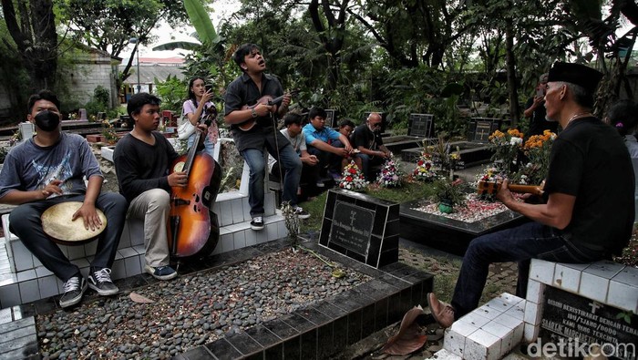 Umat Nasrani keturunan Portugis dari grup Krontjong Toegoe melaksanakan pawai keroncong dalam kegiatan Rabo-rabo di kawasan Tugu Semper Barat, Cilincing, Jakarta Utara, Sabtu (1/1/2022).