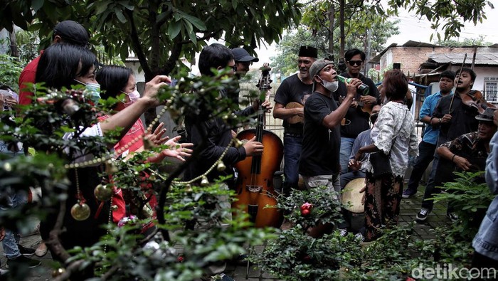 Umat Nasrani keturunan Portugis dari grup Krontjong Toegoe melaksanakan pawai keroncong dalam kegiatan Rabo-rabo di kawasan Tugu Semper Barat, Cilincing, Jakarta Utara, Sabtu (1/1).