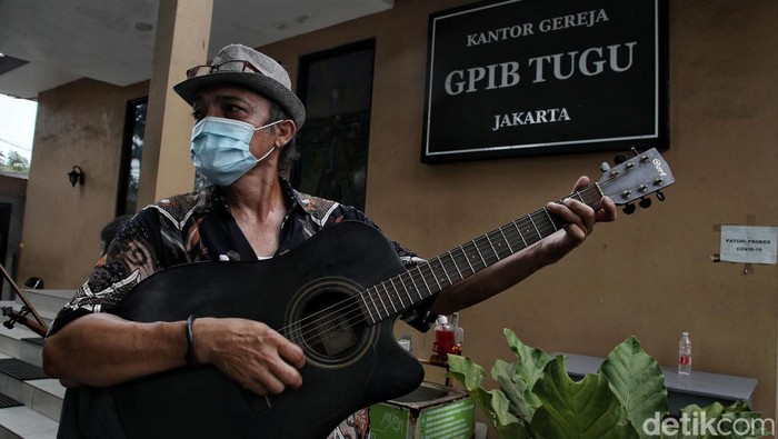 Umat Nasrani keturunan Portugis dari grup Krontjong Toegoe melaksanakan pawai keroncong dalam kegiatan Rabo-rabo di kawasan Tugu Semper Barat, Cilincing, Jakarta Utara, Sabtu (1/1).