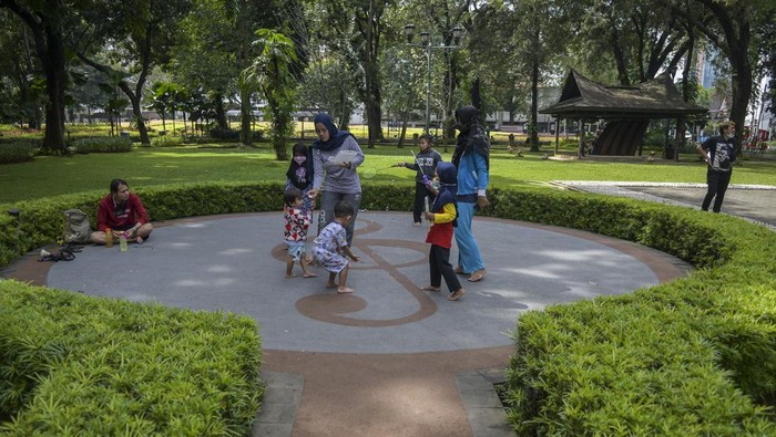 Warga beraktivitas di Taman Suropati, Jakarta, Minggu (2/1/2022). Taman Kota menjadi salah satu tempat alternatif bagi warga di Ibu Kota untuk berolahraga sekaligus berekreasi saat libur tahun baru 2022 di tengah pandemi COVID-19. ANTARA FOTO/Galih Pradipta/foc.