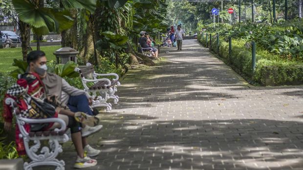 Warga beraktivitas di Taman Suropati, Jakarta, Minggu (2/1/2022). Taman Kota menjadi salah satu tempat alternatif bagi warga di Ibu Kota untuk berolahraga sekaligus berekreasi saat libur tahun baru 2022 di tengah pandemi COVID-19. ANTARA FOTO/Galih Pradipta/foc.