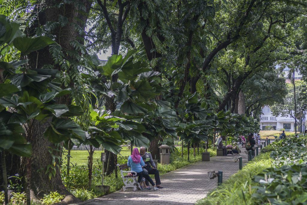 Warga beraktivitas di Taman Suropati, Jakarta, Minggu (2/1/2022). Taman Kota menjadi salah satu tempat alternatif bagi warga di Ibu Kota untuk berolahraga sekaligus berekreasi saat libur tahun baru 2022 di tengah pandemi COVID-19. ANTARA FOTO/Galih Pradipta/foc.