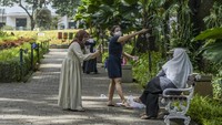 Taman yang rindang pepohonan membuat warga betah untuk berlama-lama. 