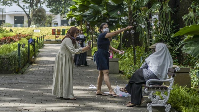 Warga beraktivitas di Taman Suropati, Jakarta, Minggu (2/1/2022). Taman Kota menjadi salah satu tempat alternatif bagi warga di Ibu Kota untuk berolahraga sekaligus berekreasi saat libur tahun baru 2022 di tengah pandemi COVID-19. ANTARA FOTO/Galih Pradipta/foc.