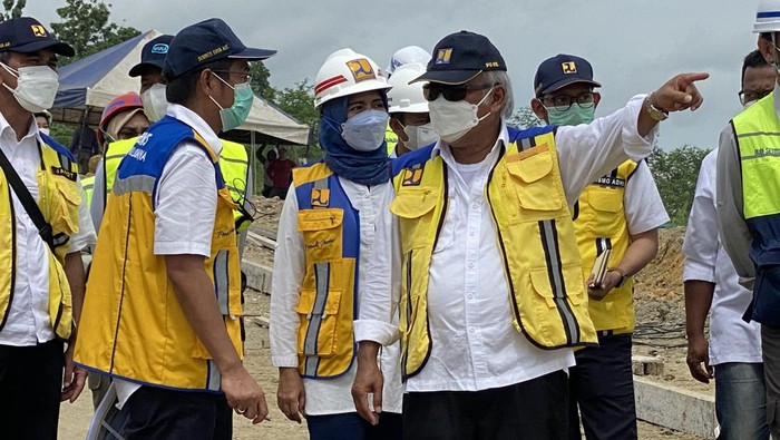 Menteri PUPR Basuki Hadimuljono saat melakukan tinjau bendungan Randugunting