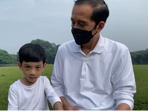 Momen Presiden Jokowi Bersama Jan Ethes dan Sedah Mirah di Awal Tahun 2022, Minggu (2/1/2022). (Tangkapan Layar via Youtube Sekretariat Presiden)