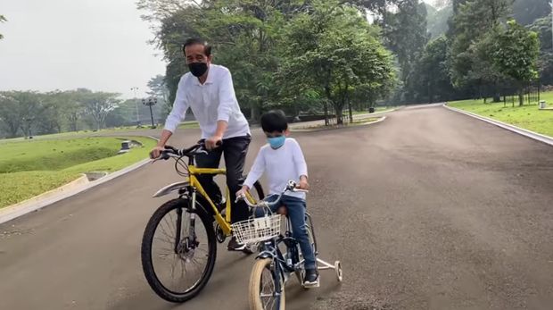 Momen Presiden Jokowi Bersama Jan Ethes dan Sedah Mirah di Awal Tahun 2022, Minggu (2/1/2022). (Tangkapan Layar via Youtube Sekretariat Presiden)