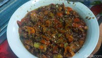 Belum lengkap kalau kamu menikmati nasi campur ayam ini tanpa sambal. Sambal embe racikan Mek Juwel menambah kenikmatan karena pedasnya yang nampol. Foto: detikFood/Yenny Mustika Sari